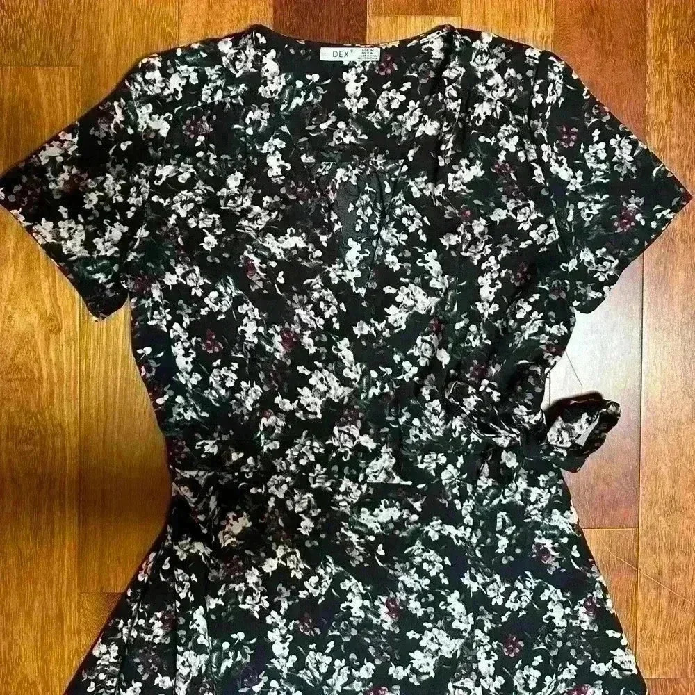 Dex | Black floral short sleeve wrap  dress size M - Picture 3 of 3